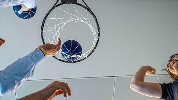 Menschen spielen Basketball.
