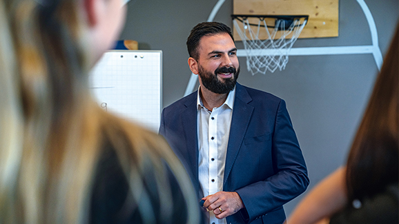 Ein Mann vor einem Flipchart und Basketballkorb