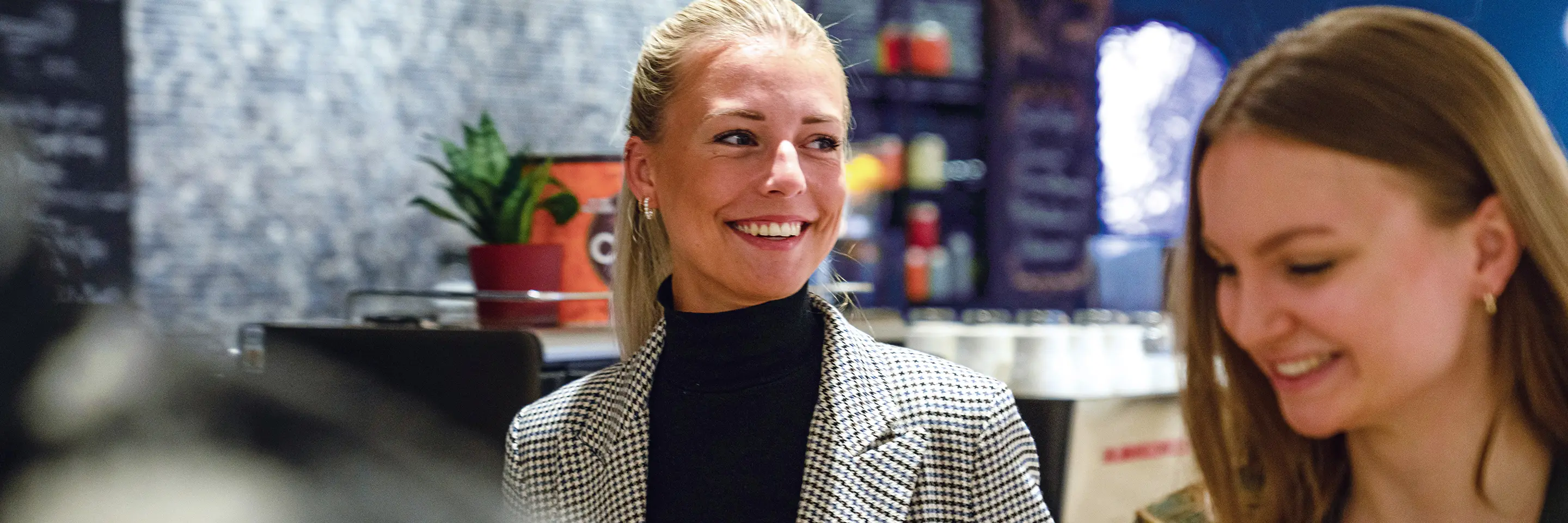 Mehrere Personen stehen an der Kaffeebar
