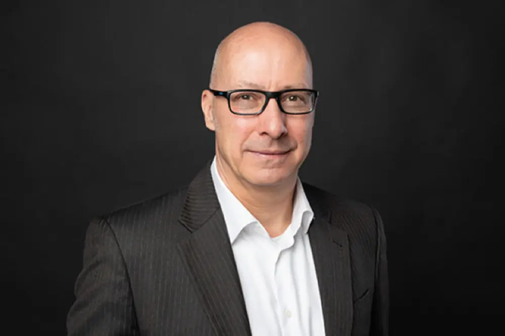 Bild eines Mitarbeiters im Anzug